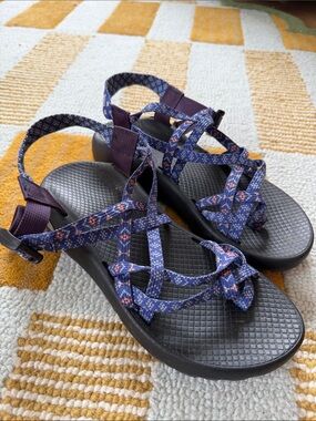 Chaco ZX2 wink navy blue Aztec print sandals size women’s 9